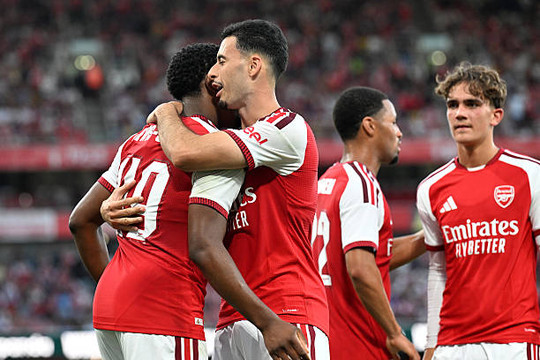 Arsenal khuất phục Como trên chấm luân lưu nhờ sự tỏa sáng rực rỡ của David Raya tại Emirates