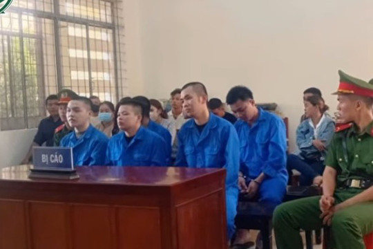Vác vũ khí tấn công đối thủ kinh hoàng giữa phố vì cay cú chuyện bạn gái bị đe dọa