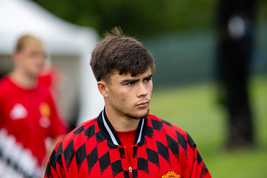 Manchester United tìm thấy giải pháp cho hành lang cánh trái từ tài năng trẻ Harry Amass
