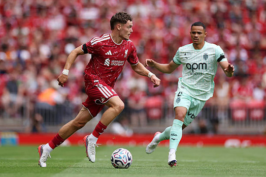 John Barnes khuyên Liverpool xây dựng lối chơi xoay quanh Florian Wirtz như Bruno Fernandes