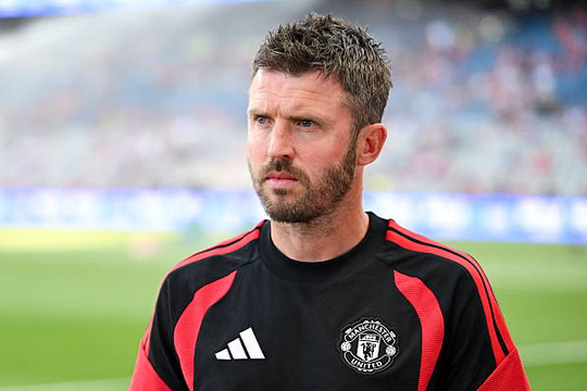 HLV Michael Carrick yêu cầu ban lãnh đạo MU tiếp tục mua sắm tân binh trước khi thị trường đóng cửa