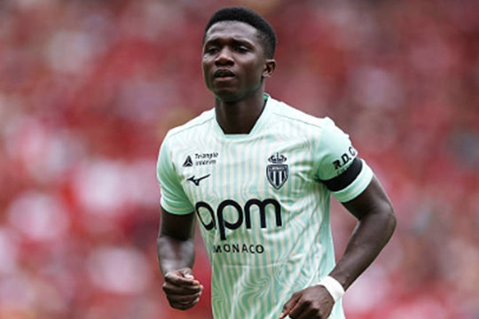 Manchester United quyết tâm chiêu mộ Lamine Camara nhằm tái thiết toàn diện khu trung tuyến