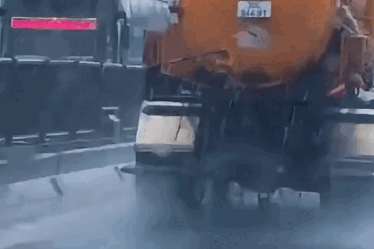 Hà Nội: Tài xế xe bồn để nước thải chảy tràn trên đường Vành đai 3 trên cao bị xử phạt