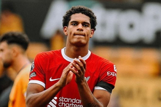 Manchester United và Arsenal quyết đấu vì trung vệ Jarell Quansah của Bayer Leverkusen