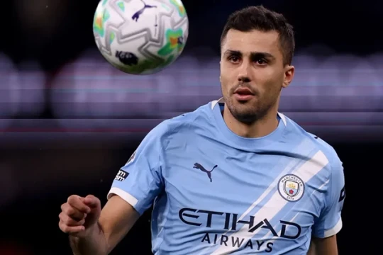 Man City bác bỏ lời đề nghị 70 triệu euro từ Barca và giữ nguyên giá 80 triệu cho Rodri