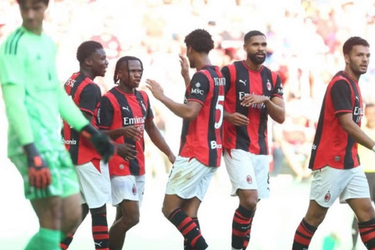 Manchester United phơi bày hàng loạt lỗ hổng phòng ngự sau thất bại 2-4 trước AC Milan