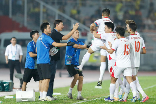 Tuyển Việt Nam hạ Malaysia 2-0: Xuân Son xô đổ kỷ lục, HLV Kim Sang-sik chạm mốc lịch sử
