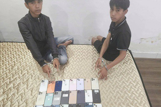 Hai anh em ruột 'cuỗm' 27 chiếc iPhone, chạy từ Đà Nẵng ra Huế vẫn không thoát
