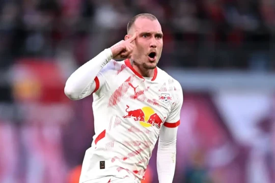 Luke Shaw sa sút phong độ, Man Utd gấp rút chi 34 triệu bảng mua David Raum về thay thế