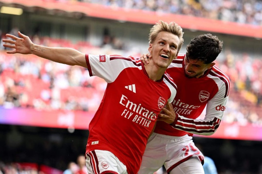 Thủ quân Martin Odegaard rực sáng tại Siêu cúp Anh trong chiến thắng của Arsenal trước Man City
