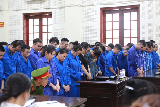 Đường dây lừa đảo qua mạng hơn 71 tỷ đồng, 48 bị cáo lĩnh án