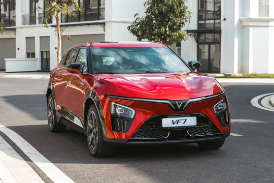 Giá xe VinFast VF 7 mới nhất tháng 8/2026