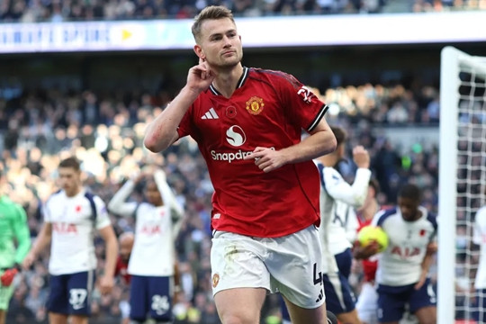 Matthijs de Ligt trở lại tập luyện tại Manchester United sau hơn 250 ngày nghỉ chấn thương lưng