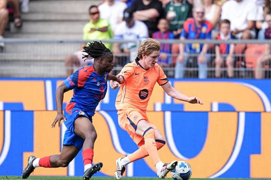 Hansi Flick biến Anthony Gordon thành số 9 ảo giúp Barcelona giải bài toán hàng công Champions League