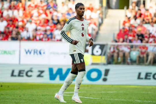Marcus Rashford cảm ơn Jamie Carragher vì ngăn Gary Neville mổ xẻ tại Manchester United
