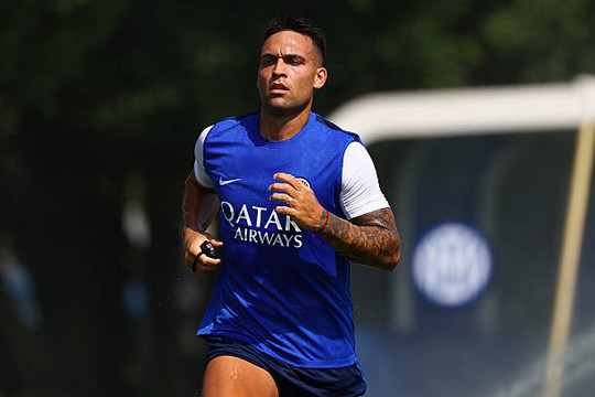 Barcelona dốc nguồn tài chính lớn chiêu mộ Lautaro Martinez sau khi bỏ lỡ Julian Alvarez
