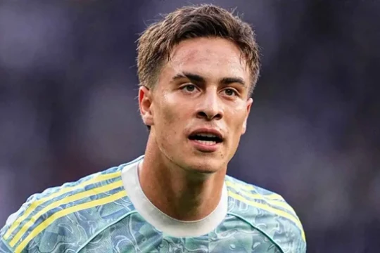 Bị từ chối vụ Alvarez, Arsenal chi 86 triệu bảng quyết chiêu mộ Kenan Yildiz từ Juventus