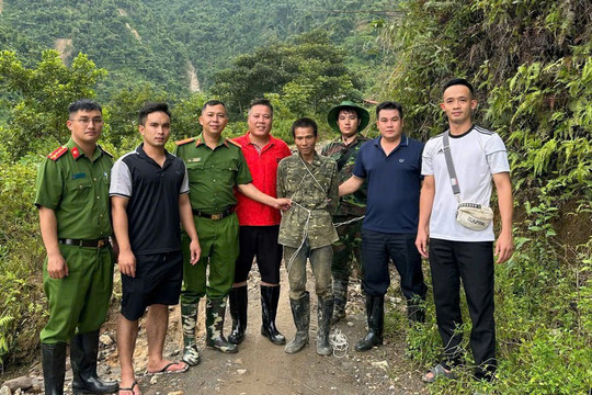 Bắt đối tượng bị truy nã tội giết người trốn trong rừng sâu