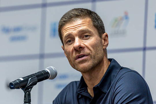 HLV Xabi Alonso lên tiếng bảo vệ Enzo Fernandez trước sóng gió la ó của cổ động viên Chelsea