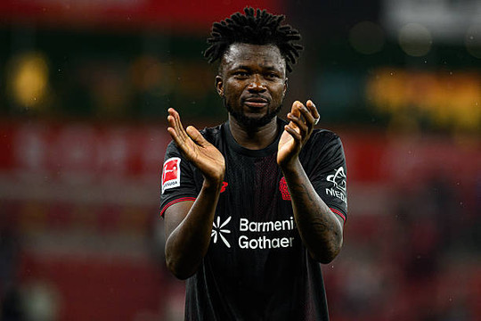Edmond Tapsoba trở thành giải pháp hàng thủ hoàn hảo cho Chelsea và Manchester United