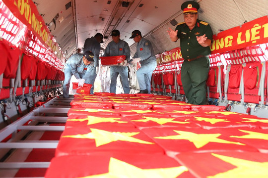 Chuyến bay đặc biệt, nhiệm vụ thiêng liêng đưa mẫu sinh phẩm hài cốt liệt sĩ đi giám định ADN
