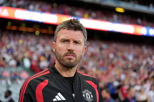 HLV Michael Carrick tái thiết tuyến giữa Man Utd bằng triết lý thông minh và chuẩn xác