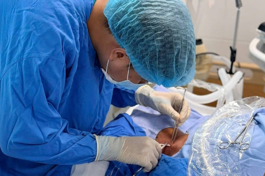 Cứu bệnh nhân sốc nhiễm khuẩn, hoại thư Fournier nguy kịch