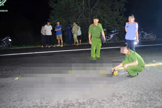 Kinh hoàng người đàn ông bị kẻ lạ mặt đạp ngã, vung dao chém liên tiếp vào đầu giữa đêm