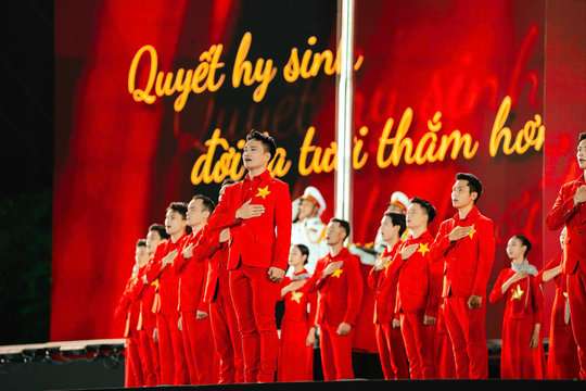 Hàng trăm nghệ sĩ miệt mài tổng duyệt trước giờ 'Tổ quốc trong tim' sáng đèn