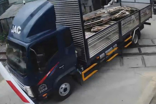 Vượt đường ngang khi cần chắn đang hạ, tài xế bị xử phạt 2 hành vi