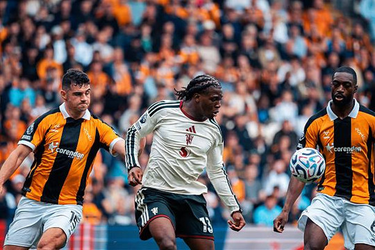 Michael Carrick bảo vệ Patrik Dorgu sau thất bại 0-2 của Manchester United trước Hull City