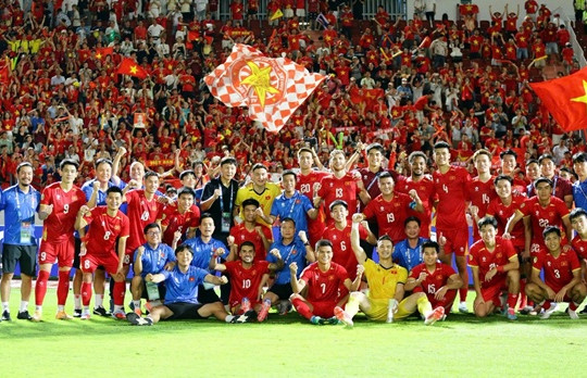 ĐT Việt Nam hạ Thái Lan 2-0 tại Rajamangala nhờ nước cờ chiến thuật của HLV Kim Sang Sik