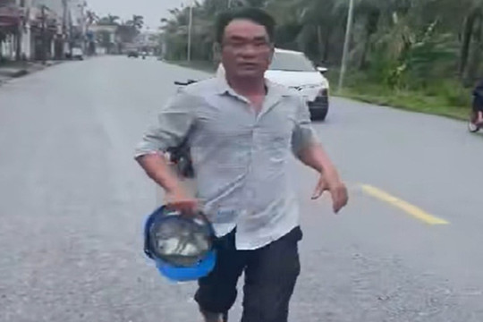 Người đàn ông chặn đường, cầm mũ bảo hiểm đánh tài xế ô tô