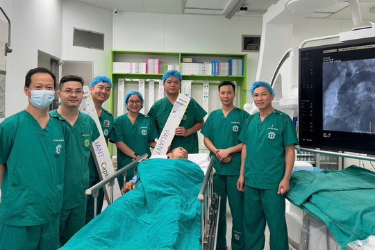 Đặt stent graft cứu bệnh nhân phình động mạch chủ ngực khổng lồ, đến 89mm