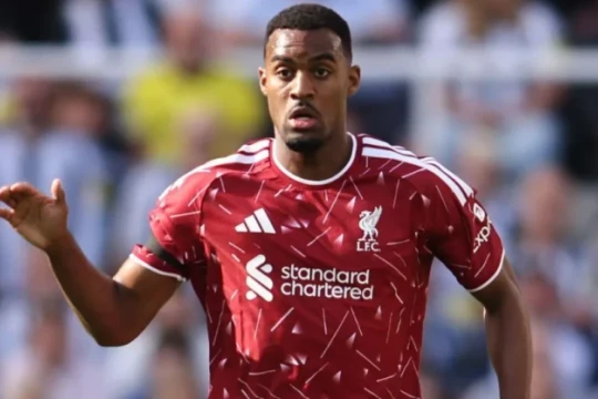 HLV Andoni Iraola và canh bạc chiến thuật nơi tuyến giữa của Liverpool tại Ngoại hạng Anh