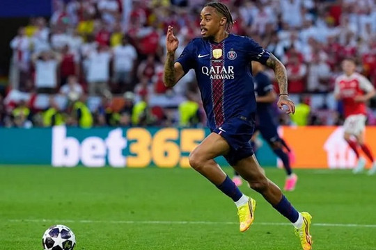 Arsenal sẵn sàng chiêu mộ tiền đạo Bradley Barcola khi Liverpool bế tắc đàm phán với PSG