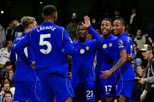Chelsea thắng kịch tính trận ra quân Ngoại hạng Anh: Đẳng cấp Xabi Alonso và nỗi lo thủ môn