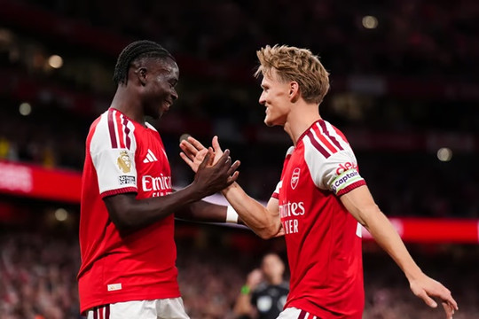 Arsenal bứt phá ở cuộc đua vô địch khi Man City cùng Liverpool sa lầy chuyển nhượng hè