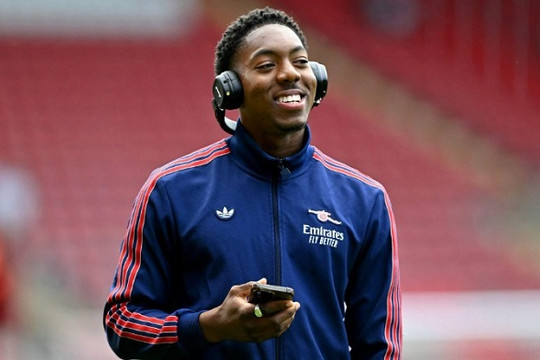 Manchester United tự tin chiêu mộ Myles Lewis-Skelly, Man City tranh chữ ký Cody Gakpo