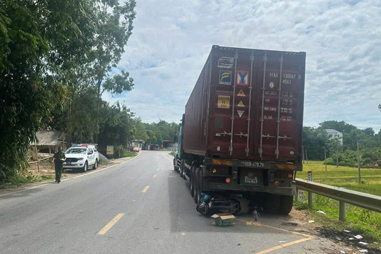 Khởi tố tài xế xe đầu kéo lùi xe khiến người phụ nữ tử vong