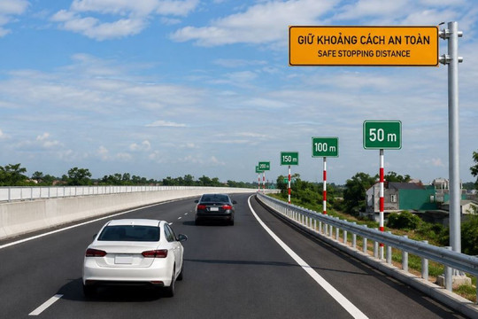 Giữ khoảng cách trên cao tốc thế nào khi xe khác bất ngờ chèn vào?
