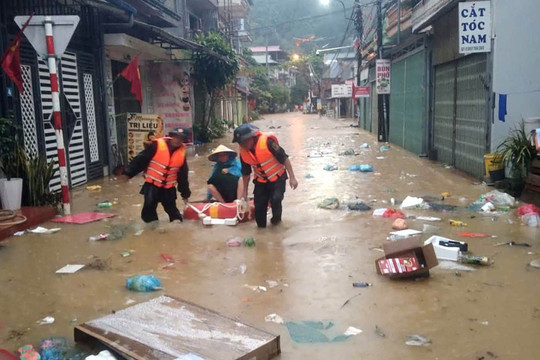 5 người thương vong, gần 4.000 ngôi nhà vẫn ngập do mưa lũ những ngày qua