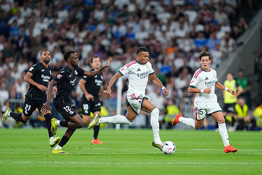 Kylian Mbappe rực sáng với cú hat-trick đẳng cấp giúp Real Madrid vùi dập Real Sociedad 4-1