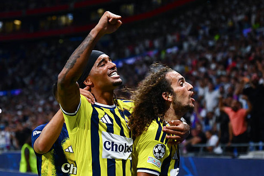 Bị VAR từ chối 2 bàn thắng, Lyon nhận thất bại 1-2 trước Fenerbahce tại Champions League