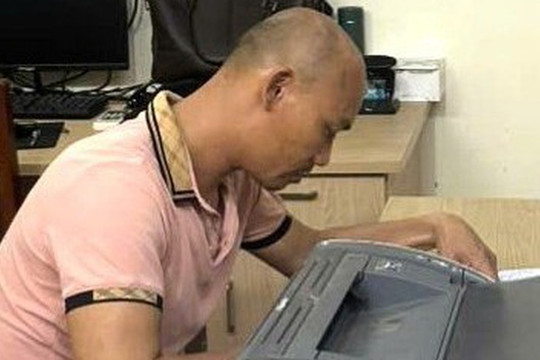 Phẫn nộ gã đàn ông đi xe máy dâm ô 2 bé gái