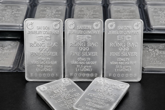Giá bạc hôm nay 28/8 giảm về mức 68,13 USD/ounce do áp lực từ đồng USD và lợi suất trái phiếu Mỹ