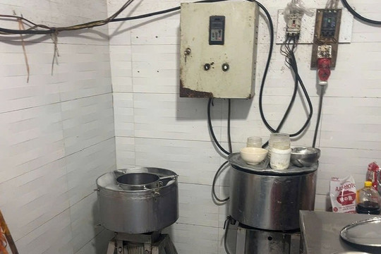 Khởi tố đối tượng dùng hàn the để sản xuất giò, chả thịt lợn