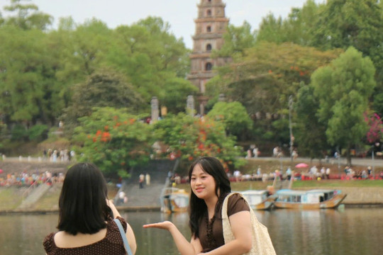 Tọa độ 'sống ảo' bắt trọn chùa Thiên Mụ ở Huế hút giới trẻ dịp nghỉ lễ