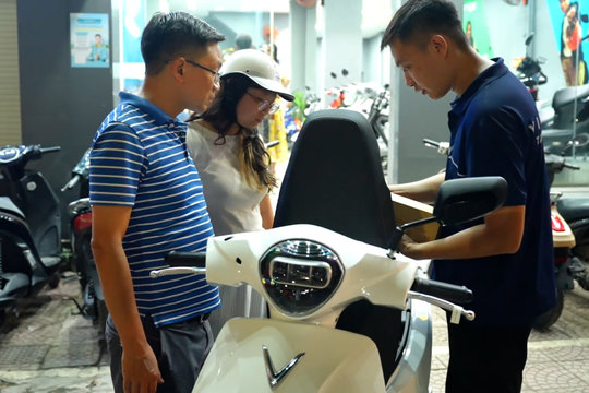 Mùa tựu trường, xe máy điện VinFast hút khách