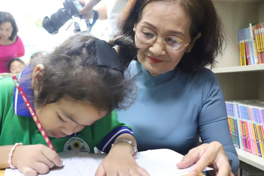 Những 'bông hoa hướng dương' trong lễ khai giảng đặc biệt ở bệnh viện ung bướu